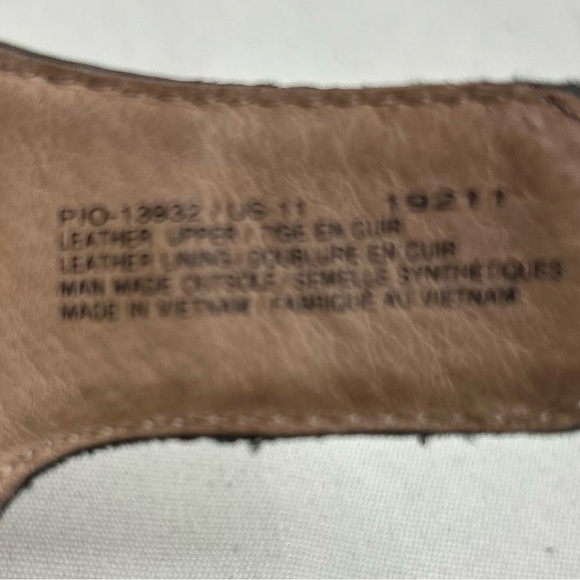 Taos Footwear Black Leather Slingback Sandals with Silver Medallion - Picture 6 of 8